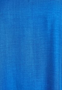 Tessuto blu con una texture liscia e una trama sottile e uniforme. Colore coerente senza motivi o accenti visibili.