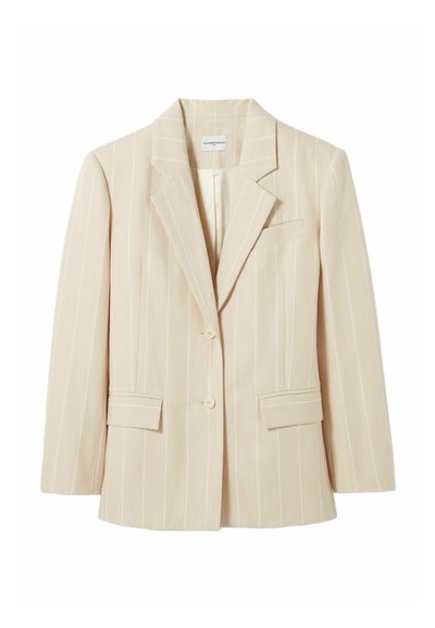 Blazer beige a righe sottili con colletto a revers, due tasche frontali e due bottoni. Tessuto liscio con vestibilità sagomata e silhouette strutturata.