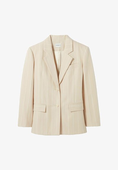 Blazer beige a righe sottili con colletto a revers, due tasche frontali e due bottoni. Tessuto liscio con vestibilità sagomata e silhouette strutturata.