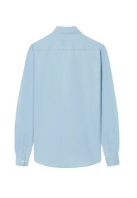 Camisa de manga larga azul claro con cuello de solapa, corte recto y puños abotonados. Textura suave y diseño clásico sin patrones.