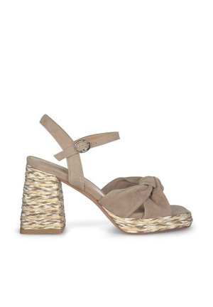 Sandal con tacco alto in suede beige con una parte anteriore annodata e un tacco a zeppa intrecciato e texturizzato. La fibbia argentata della cinghia alla caviglia è regolabile.