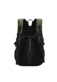 Zaino nero con spallacci imbottiti di colore verde oliva, tessuto texturizzato, fibbie regolabili e un logo prominente sulla parte frontale in un carattere moderno.