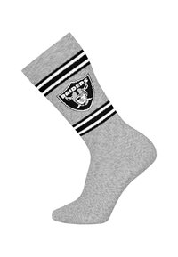 Graue Baumwollsocken mit einem schwarz-weißen Raiders-Logo und zwei schwarzen Streifen am oberen Rand. Glatte Textur mit einem Design in klassischer Sockenlänge.