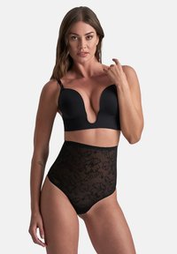 Zwarte plunge bh met gladde cups, gecombineerd met hoge zwarte doorschijnende slipjes met een bloemmotief. Elegant en modern ontwerp.