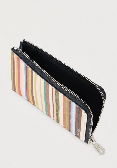 Portefeuille zippé présentant un design rayé multicolore avec des largeurs variées, intérieur noir et accents de ferrures argentées.