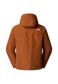 Chaqueta de lluvia con capucha en naranja oscuro, con una tela suave y resistente al agua que tiene un ligero brillo y un pequeño logo en la parte superior de la espalda.