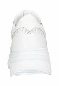Witte sneaker met een gladde leren buitenkant, gestikte details langs de hak en een dikke, gewatteerde zool voor ondersteuning.