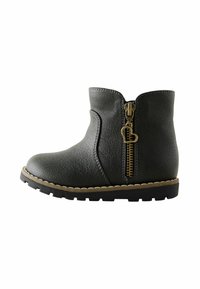 Schwarzer Kunstleder-Stiefel bis zum Knöchel mit glatter Textur, seitlichem Reißverschluss in Messing, genähten Kanten und robustem Sohlenprofil.
