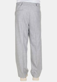 Pantaloni grigi chiari con un tessuto testurizzato. Design plissettato, forma a gamba dritta e polsini elastici alle caviglie. Presenta due tasche posteriori.