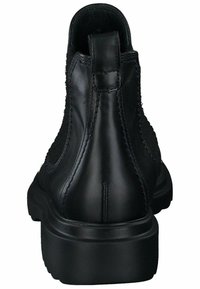 Černá kožená kotníková bota s hladkým povrchem, elastickými bočními panely a robustní gumovou podrážkou. Obsahuje prošívaný design podél švů.