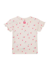 Lichtbeige shirt met scalloped korte mouwen, met een verspreid patroon van roze en blauwe vogelafdrukken. Etiket bij de halslijn.