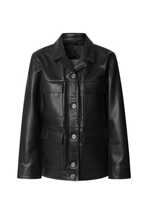 Chaqueta de cuero negra con cuello de solapa, cierre frontal con botones y cuatro bolsillos frontales. Textura suave, mangas de corte recto y diseño minimalista.