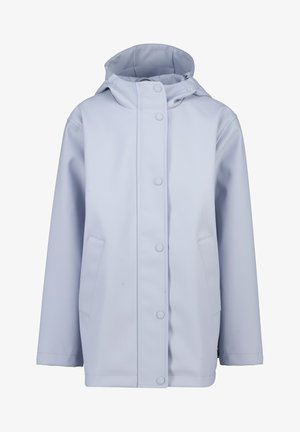 Chaqueta impermeable de color azul claro con capucha, botones a presión y bolsillos laterales; textura suave y diseño de corte recto.