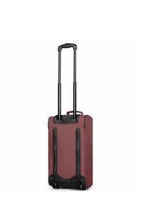 Maroon handbagagekoffer met een verlengbare zwarte telescopische handgreep en twee zwarte wielen, rechtopstaand op een witte achtergrond.