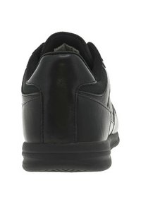 Zapatilla negra con parte superior de cuero y malla, punta redondeada, cuello acolchado y suela de goma. Presenta costuras mínimas y un acabado texturizado.