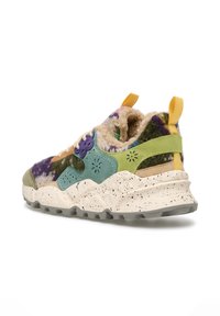 Baskets multicolores avec un dessus texturé agrémenté d'accents violets, verts et beiges, un col rembourré et une semelle mouchetée.