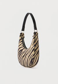 Mała torba typu hobo w czarno-beżowy wzór zebry, z czarnym paskiem na ramię i górnym zapięciem na zamek, na białym tle.