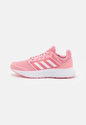 GALAXY 5 - Obuwie do biegania treningowe - super pop/footwear white/solar red