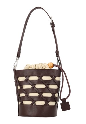 Sac seau en cuir marron avec un motif en treillis tissé, intérieur en tissu beige, fermeture à cordon et bandoulière réglable.