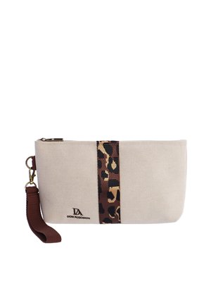 Clutch de tela beige con franja vertical con estampado de leopardo, correa marrón para la muñeca y logo de Don Algodon en el frente.