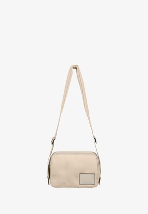 Béžová nylonová crossbody taška obdélníkového tvaru, se zipovým uzávěrem, nastavitelním popruhem a embosovanou nášivkou loga na přední straně.