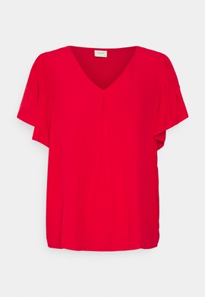 Rode blouse met korte mouwen, een V-hals en geplooide stofdetails op de schouders en voorkant, weergegeven op een effen achtergrond.