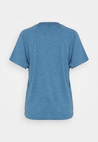 Camiseta azul de manga corta con un tejido jaspeado y texturizado. Dobladillo recto con un corte relajado y discretos detalles moteados.