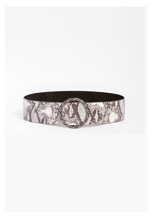 Szeroki pasek z nadrukiem skóry węża z okrągłą, teksturowaną srebrną klamrą, pokazany na białym tle.