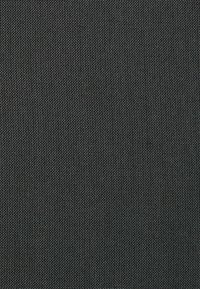 Teksturowana czarna tkanina o gęstym splocie, z subtelnym połyskiem i minimalnym wzorem, idealna do tapicerki lub użytku w akcesoriach.
