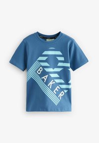Camiseta de algodón azul que presenta un gran diseño gráfico en azul claro con rayas horizontales y diagonales, y la palabra "BAKER" mostrada de forma destacada.