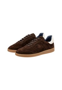 Ein Paar braune Wildleder-Sneakers mit Gummisohlen, braunen Schnürsenkeln, weißen Fersenlaschen und blauem Innenfutter, schräg dargestellt, um die Außenseiten zu zeigen.
