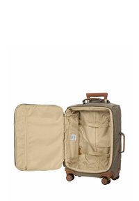 Valigia tan con una superficie rigida, dettagli marroni e un compartimento aperto che mostra una foderatura beige e tasche organizzative. Inclusa la maniglia a quattro ruote.