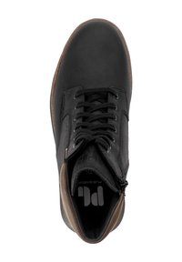 Zwarte leren veterschoen met een bruin gewatteerd kraagje, zijrits en gevoerd interieur, gezien van bovenaf op een witte achtergrond.
