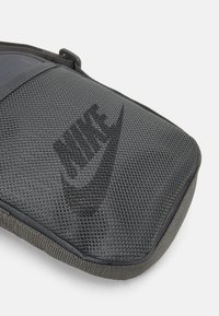 Nike Sportswear HERITAGE UNISEX - Mala a tiracolo - iron grey/black