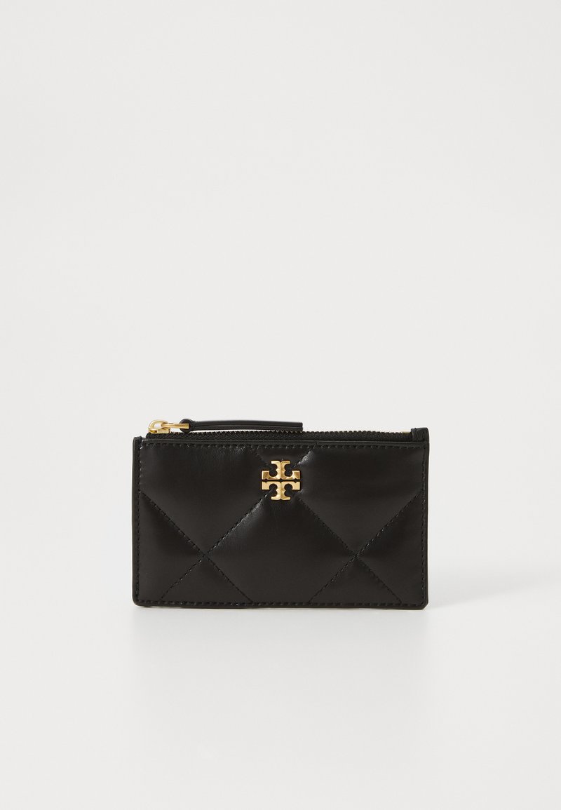 O porta-cartões em couro preto apresenta um design acolchoado, hardware dourado com logotipo e um fecho com zíper. Forma compacta para fácil armazenamento e acesso.