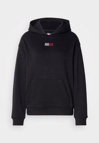 Czarna bluza z kapturem z kieszonką z przodu, z małym, kolorowym logo z dżetów na klatce piersiowej. Wykonana z miękkiego, teksturowanego materiału.