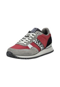Sneaker da uomo con tomaia in suede grigio e tessuto rosso, dettagli bianchi, tallone in pelle nera e suola in gomma testurizzata con motivo a battistrada.