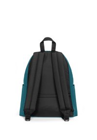 Zaino turchese e nero con spallacci imbottiti, manico superiore e tasca frontale con cerniera, caratterizzato da una texture liscia e un design semplice.