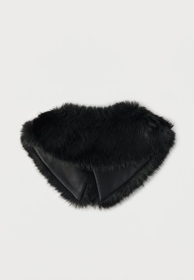 Μαύρη εσάρπα από συνθετική γούνα με ομαλή επένδυση από δέρμα, τριγωνικό σχήμα και αφράτη υφή, με καθαρές ραφές στις άκρες.