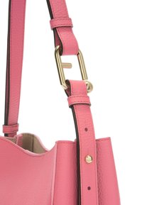 Roze leren handtas met een gestructureerd oppervlak, voorzien van een gouden gesp op de verstelbare schouderband en een glad interieur.