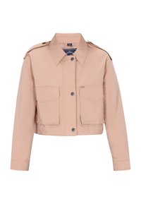 Giacca corta rosa chiaro in tessuto liscio, con chiusura frontale a bottoni, due tasche sul petto e mostrine sulle spalle.