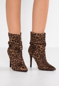 New Look Wide Fit Botines de tacón - stone