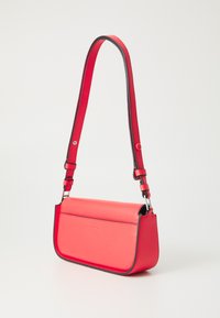 Borsa a spalla in sintetico rosso con forma rettangolare piatta, tracolla regolabile e bordi neri a contrasto.