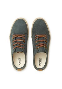 Sneakers in suede grigio scuro con lacci marroni e suola beige, dotate di punta arrotondata e marchio all'interno della scarpa.