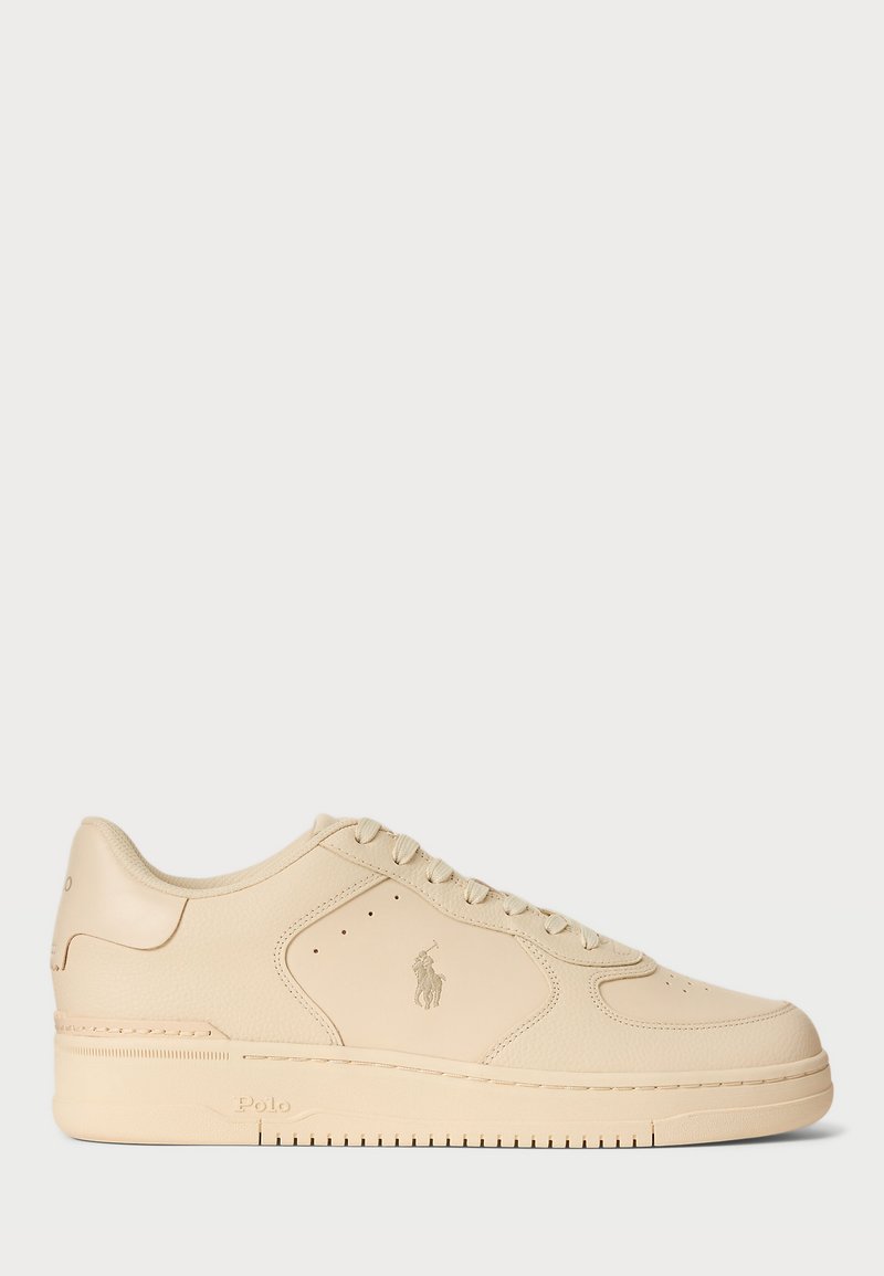 Niskie beżowe skórzane sneakersy ze sznurowadłami, logo Polo wytłoczone po boku oraz teksturowana podeszwa do codziennego użytku.