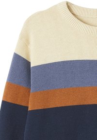 Nahaufnahme eines gestrickten Pullovers mit horizontalen Farbbahnen in Creme, Blau, Rost und Marineblau sowie einem gerippten Rundhalsausschnitt.
