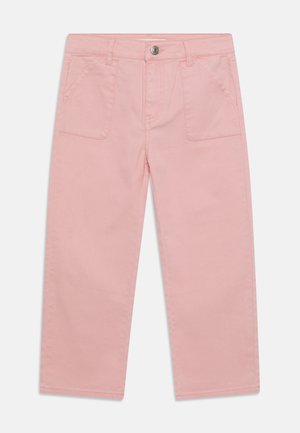 Ροζ παντελόνι με ίσια γραμμή, μπροστινές τσέπες με πλαισίωση, βρόχους ζώνης και μπροστινό κούμπωμα κουμπιού σε λευκό φόντο.