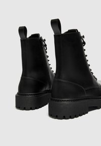 PULL&BEAR TRACK  - Gležnjarji z vezalkami - black