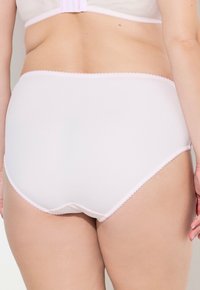 Bílé bavlněné kalhotky s vysokým pasem a růžovým vzorem nakrajení kolem pasu a okrajů nohavic. Hladká textura, klasický design.