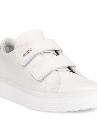 Sneaker bianco in pelle con due fasce in Velcro e una superficie testurizzata. Presenta una suola in gomma con un discreto motivo a scanalature. Logo del marchio visibile.